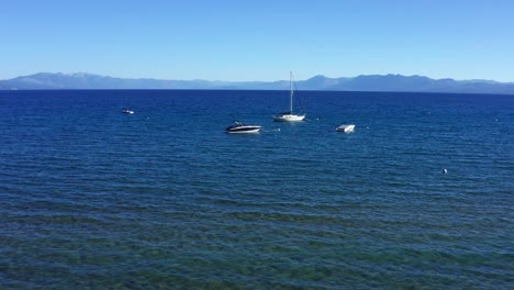 Toma-Aérea-De-Barcos-En-La-Costa-Norte-De