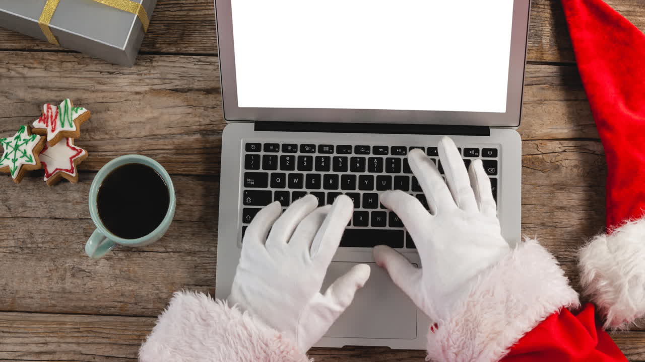 animación de santa claus usando una computadora portátil con espacio de copia, galletas de navidad en el fondo