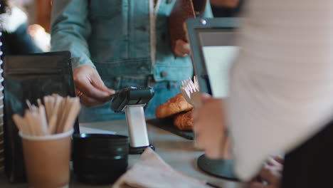 cerca del cliente pagando con tarjeta de crédito pago sin contacto gastando dinero en un café con servicio de transacción digital