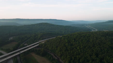 Vista-Panorámica-Sobre-El-Puente-De-La-Autopista-Cerca-Del-Lago-Fort-Smith,-Arkansas,-EE.UU.---Disparo-De-Un-Dron