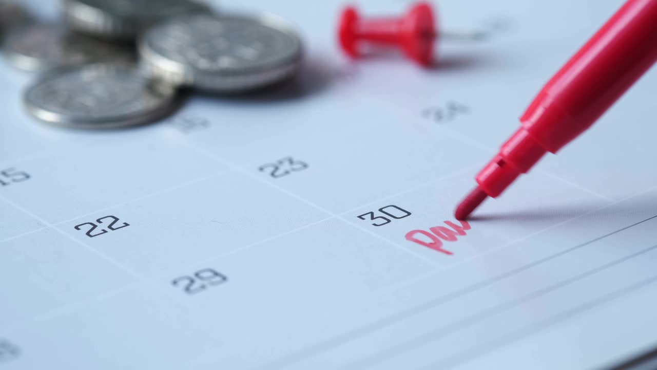 Primo piano della parola di pagamento del debito sul calendario