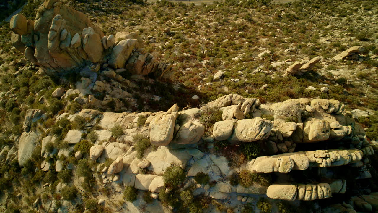 drone disparado volando hacia formaciones rocosas hoodoo únicas en el suroeste de la montaña del desierto