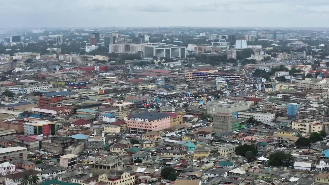 Vista di Accra, Ghana, che mostra il layout della città e gli edifici in lontananza