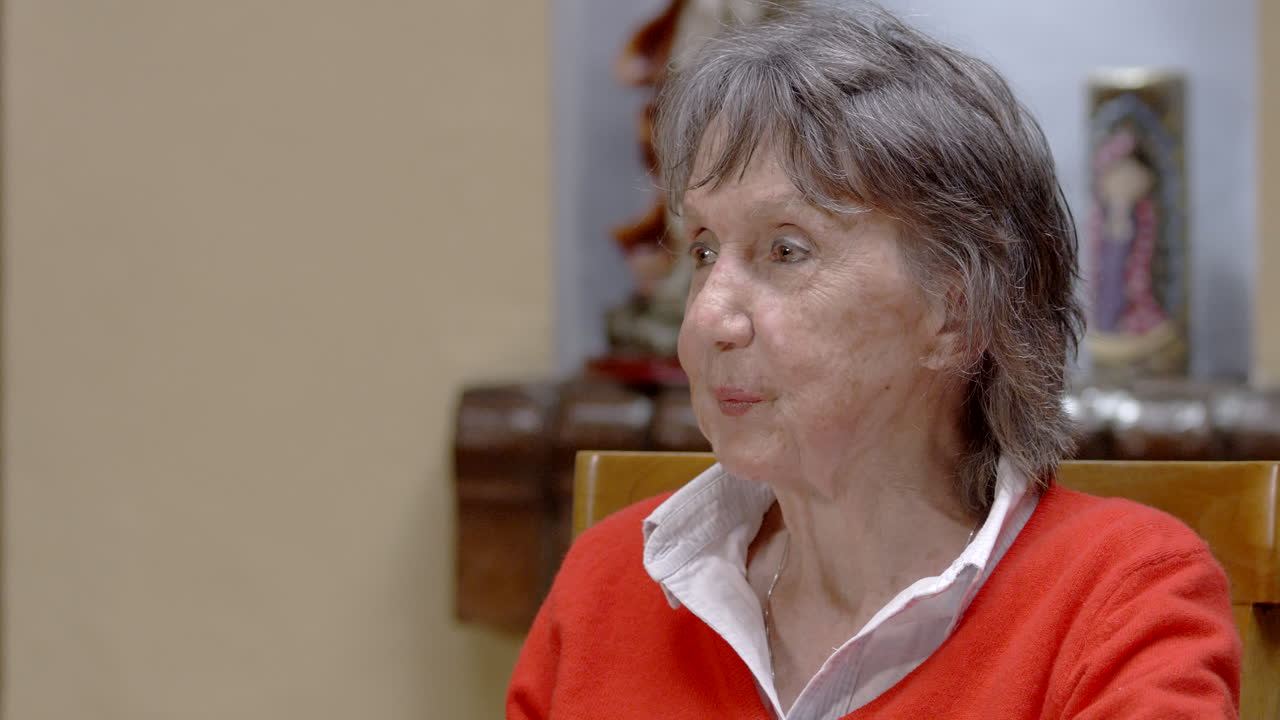 mujer mayor cenando en el restaurante