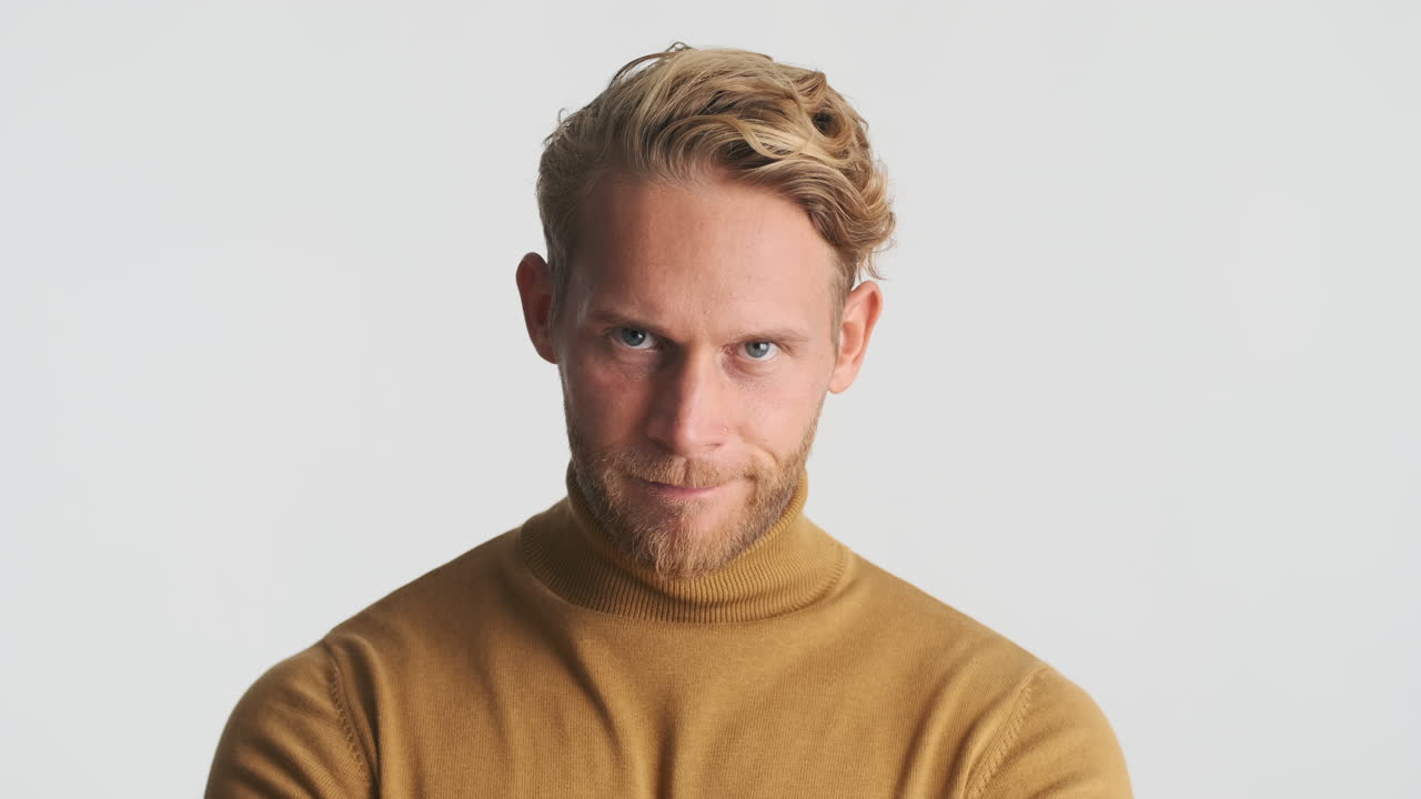 화가 난 남자가 포즈를 취하고