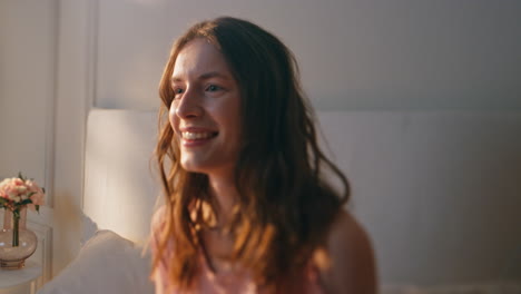 una chica hermosa de primer plano riendo en el interior de la casa. una mujer relajada sonriendo mirando