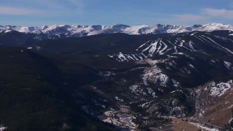 Eldora-Montaña-Pista-De-Esquí-Corre-Picos-Indios-Woodward-Ikon-Pass-Colorado-Aéreo-Zumbido-Roca-Planchas-Nederland-Frente-Rango-Invierno-Cielo-Azul-Ciudad-Central-Halcón-Negro-Pan-Derecho-Lentamente-Movimiento