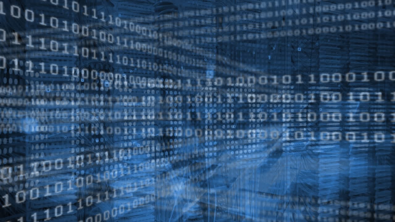 animación de codificación binaria brillante y superposición de información y desplazamiento en la pantalla de la computadora