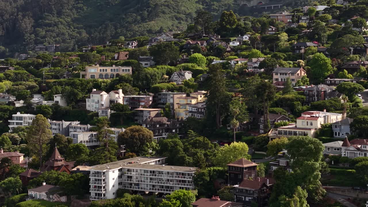 Tomada de drone de Sausalito, Califórnia, EUA: bairro residencial na encosta, prédios, mansões e vilas