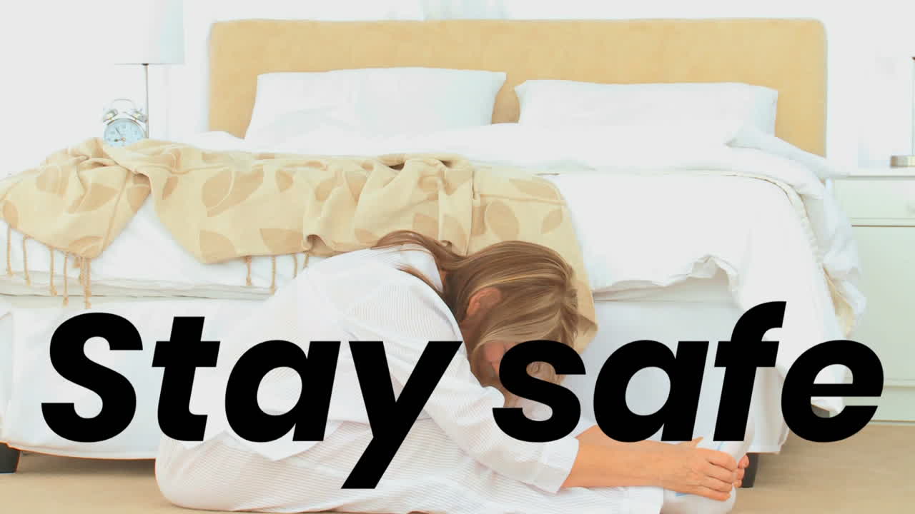 animación de texto de estar a salvo sobre la mujer estirándose en casa