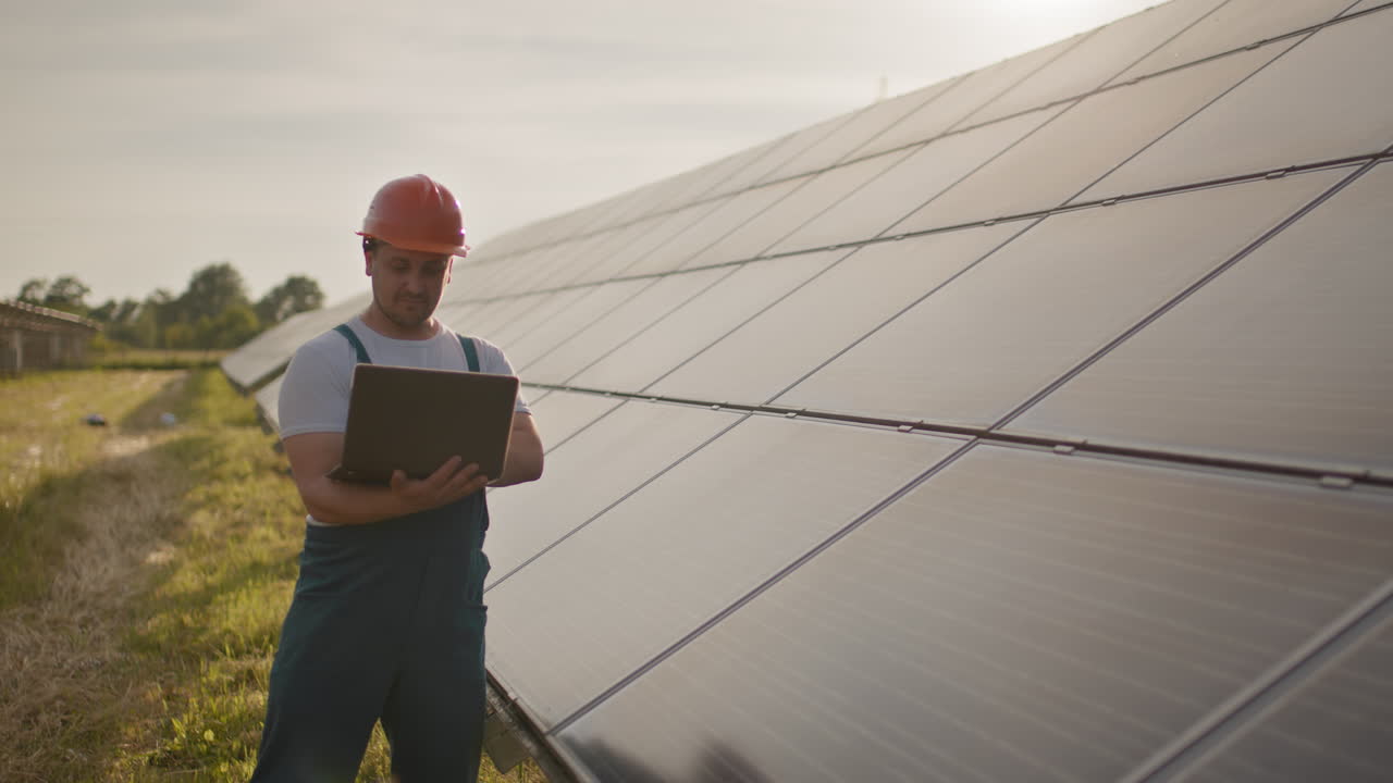 técnico de paneles solares que inspecciona el sistema