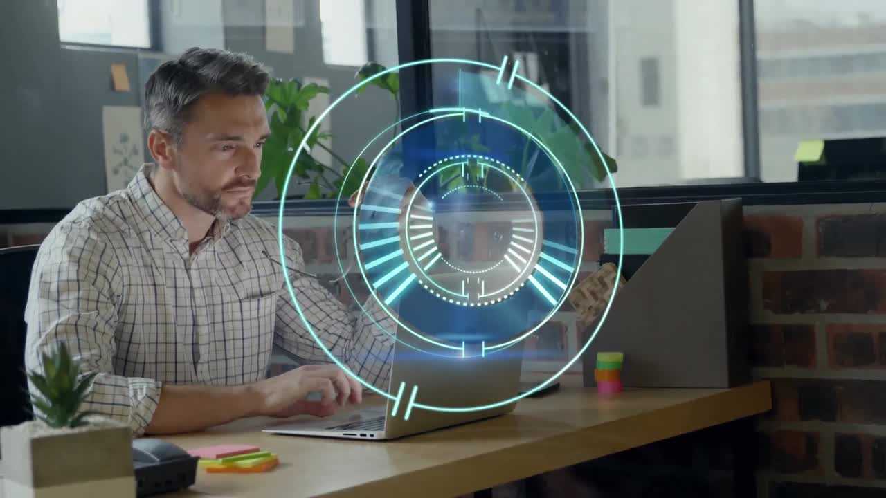 animación del escaneo del alcance sobre el hombre de negocios que usa la computadora en la oficina