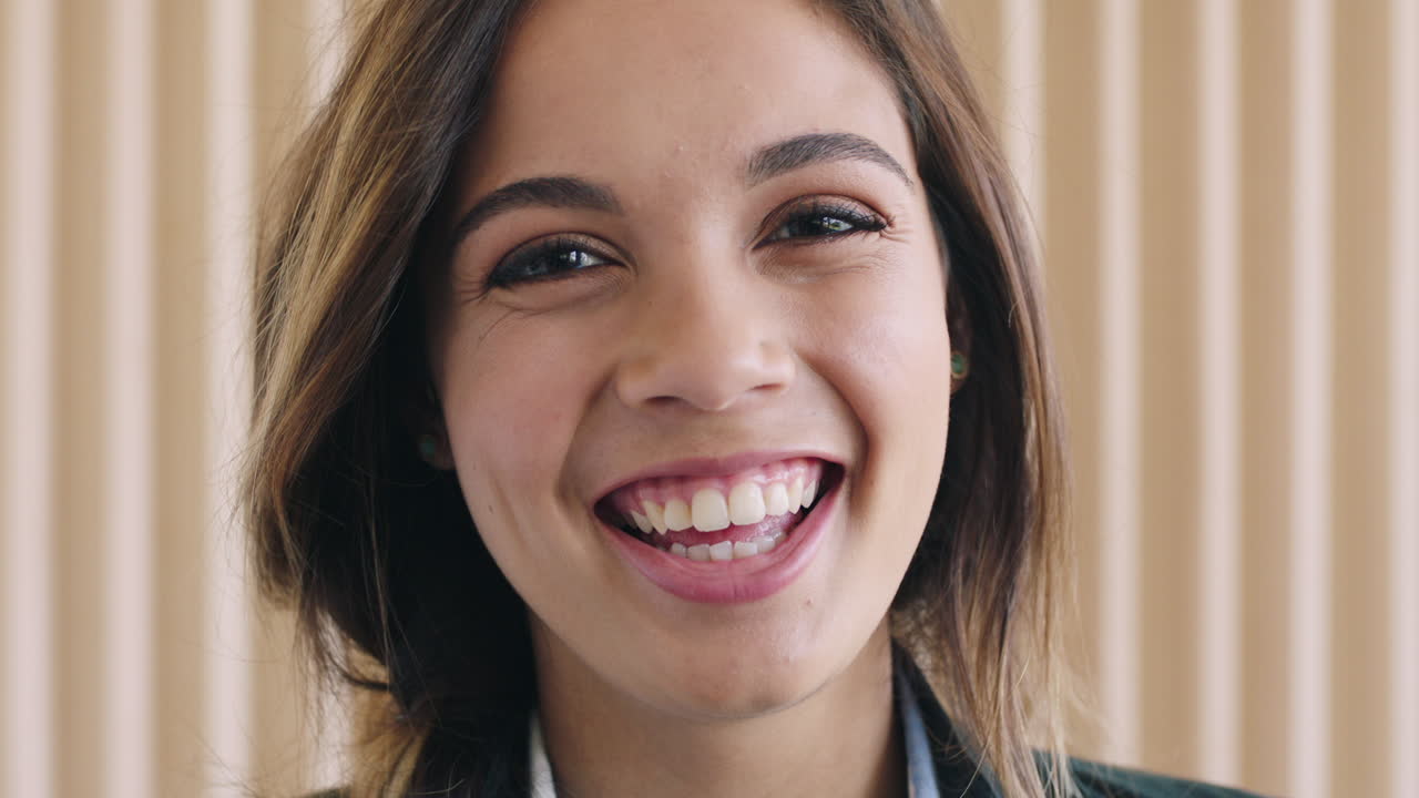 mujer, cara y sonrisa en la oficina para la visión