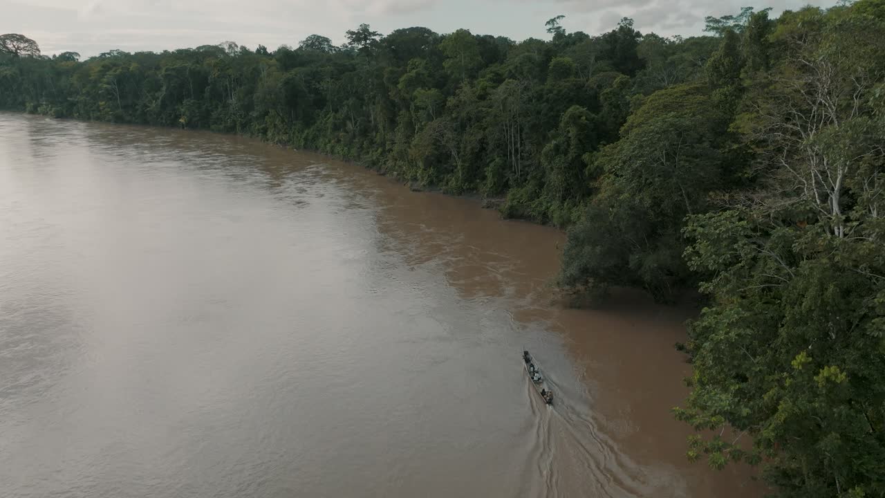 vista aérea de viajar en canoa a través de un río en la selva verde de ecuador