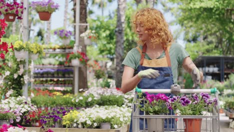 mujer trabajando en una floristería