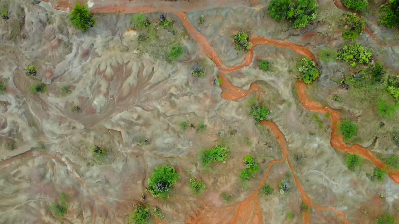 un viaje cinematográfico a través de este terreno de otro mundo, donde los tonos contrastantes se mezclan sin problemas, creando una sinfonía visual que desafía la imaginación