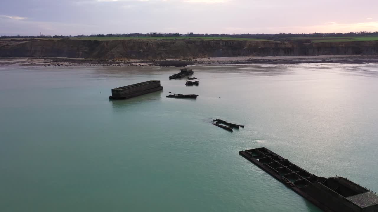 Tracce del porto artificiale ad Arromanches durante la Seconda Guerra Mondiale