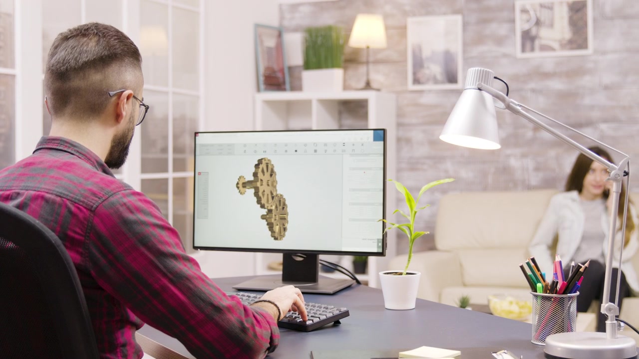 Engenheiro trabalhando em projeto mecânico 3D em home office