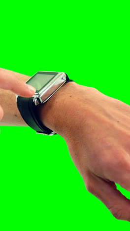 hombre que usa el reloj inteligente