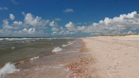 Vorwärts-Fliegen-über-Der-Meeresküste.-Wellen-Waschen-Sandstrand-An-Einem-Sonnigen-Tag.-Menschen,-Die-Einen-Schönen-Tag-Am-Wasser-Genießen.-Dänemark