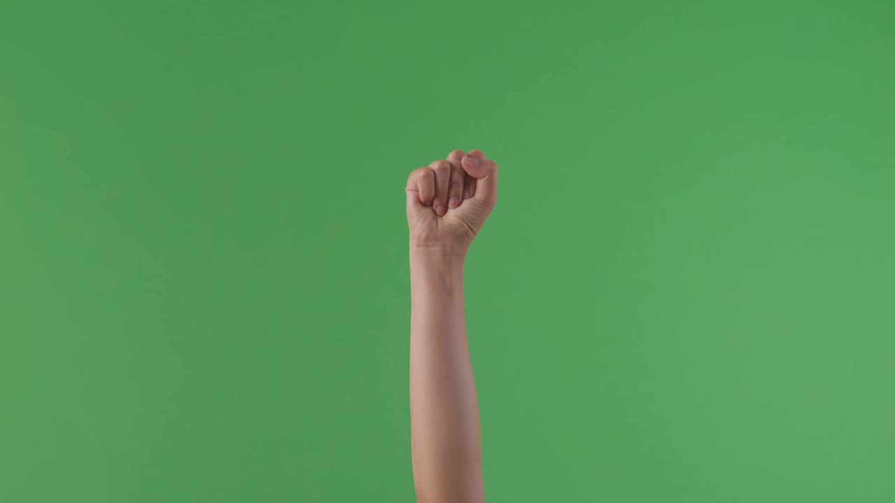 puño levantado en la pantalla verde