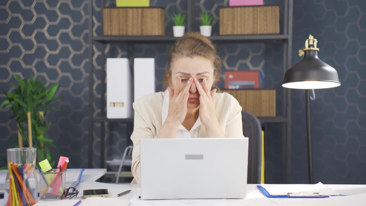 mujer de negocios que sufre de migraña.