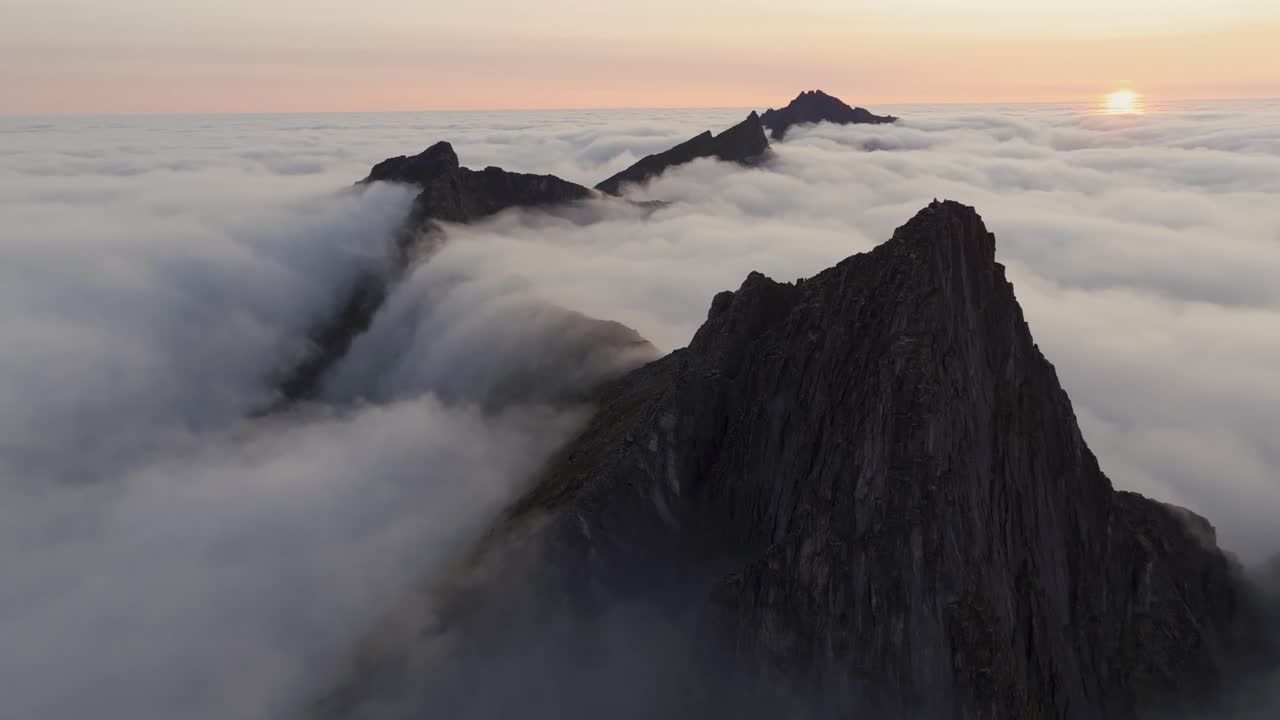 Vista aerea del monte Segla sopra il cielo, Norvegia durante l'estate