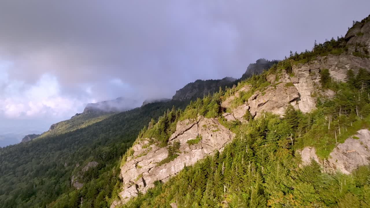nubes y niebla en la cima de la montaña abuelo de linville nc