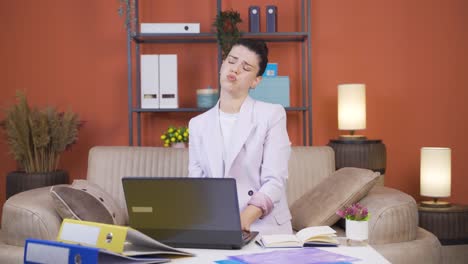 trabajadora de oficina en casa, mujer joven leyendo malas noticias y sintiéndose frustrada.