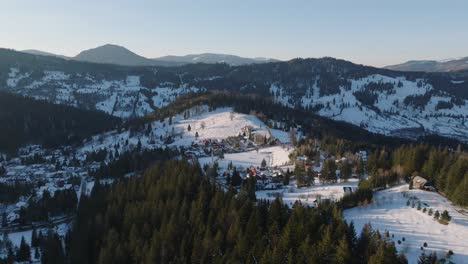 vista aérea de un pueblo de montaña nevado