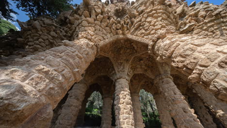 el lapso de tiempo del horizonte de barcelona tomado desde el parc guell.