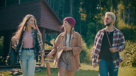 jóvenes amigos felices caminando juntos en el bosque