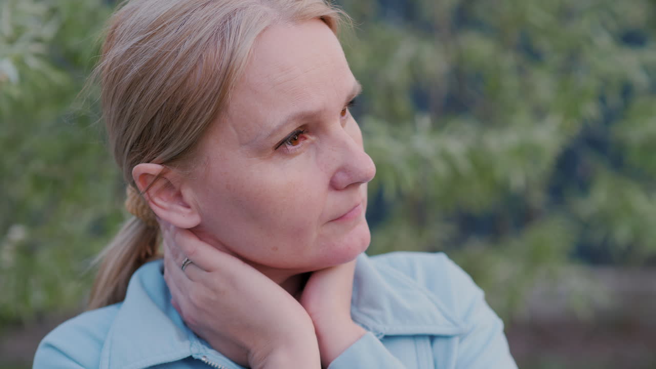 야외에서, 사려 깊은 여자