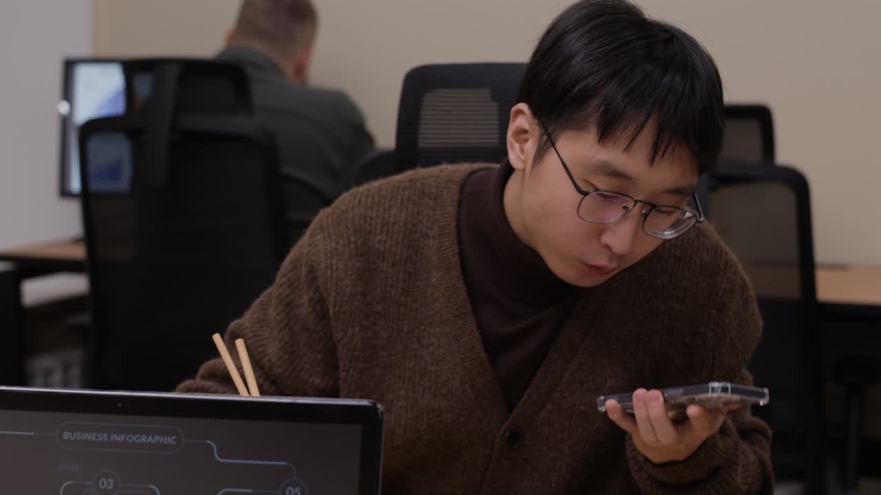 사무실에서 일하는 사람