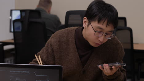 사무실에서 일하는 사람
