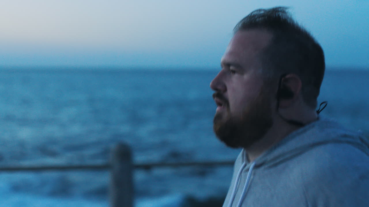 hombre corriendo, más tamaño y entrenamiento en la playa españa