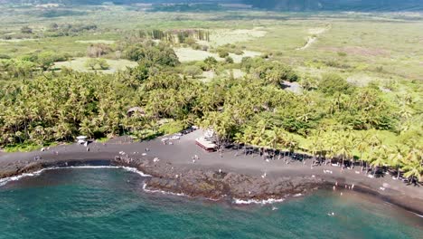 Extracción-Aérea-De-Una-Casa-Junto-Al-Mar-En-La-Playa-De-Punalu&#39;u-En-La-Isla-De-Hawaii