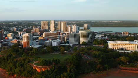 Edificios-De-La-Ciudad-Frente-Al-Mar-En-La-Costa-De-Darwin,-Territorio-Del-Norte-De-Australia