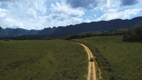 imágenes aéreas de la carretera a la montaña de soldados de sebold en la ciudad de alfredo wagner - santa catarina - brasil