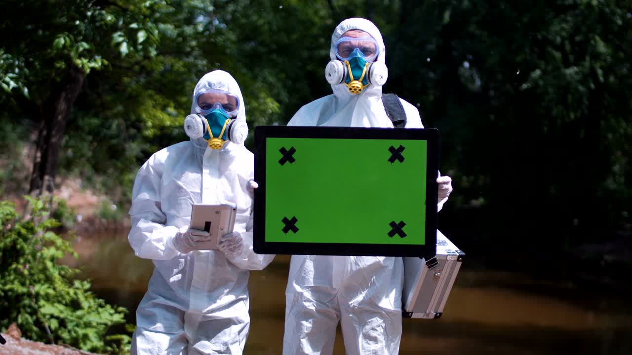 환경복을 입은 두 명의 생태학자