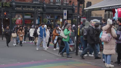 Concurrido-Control-De-Cruce-De-Peatones-En-Colores-Lgbt-En-Camden-High-Street-En-Londres,-Reino-Unido