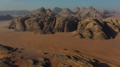 complejo de camping en el paisaje de wadi rum, jordania, panorama aéreo lento