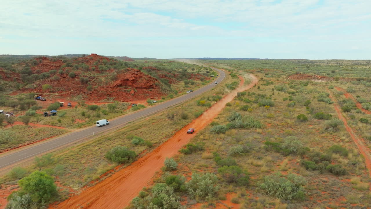 pista de tierra roja con camión trofeo fuera de carretera carreras en el sendero en el interior de australia, 4k drone