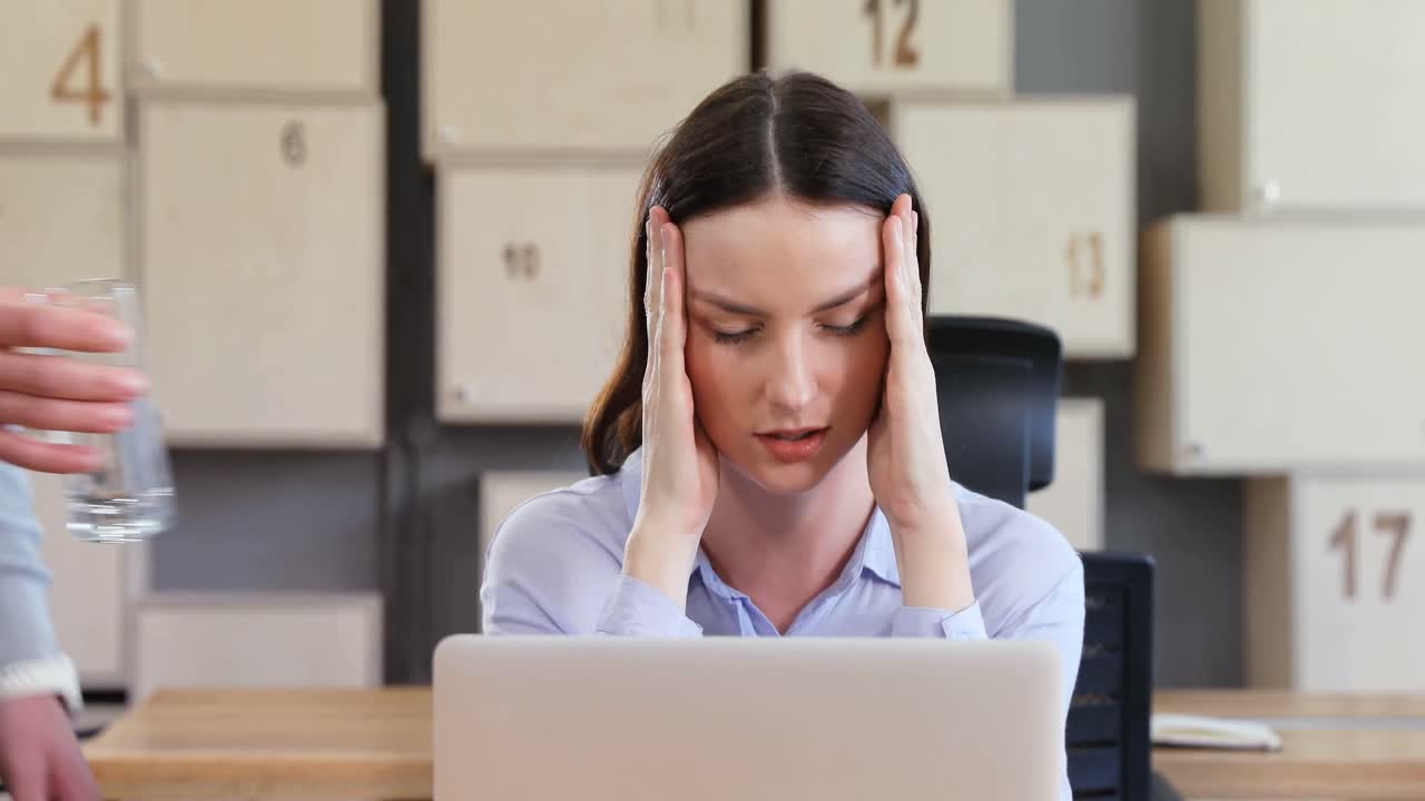 mujer ejecutiva rechazando a sus colegas 4k