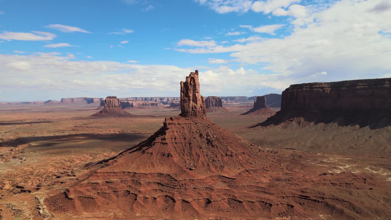 la vasta extensión del desierto de monument valley cerca de mexican hat, ut se muestra en este metraje con el gran pico de la montaña india en la distancia