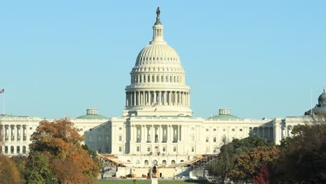 Epische-Weitwinkelaufnahme-Des-Berühmten-Capitol-Building-In-Washington-DC-An-Einem-Sonnigen-Herbsttag,-Vereinigte-Staaten