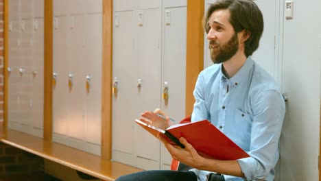 estudiante de trabajo duro escribiendo algunas notas