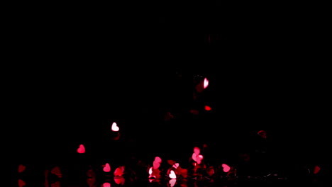 confeti de corazón cayendo sobre un fondo negro