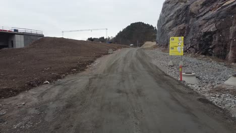 construcción de carreteras con señales de advertencia en klepland entre mandal y kristiansand - construcción de la nueva autopista e39 por companye nye veier as