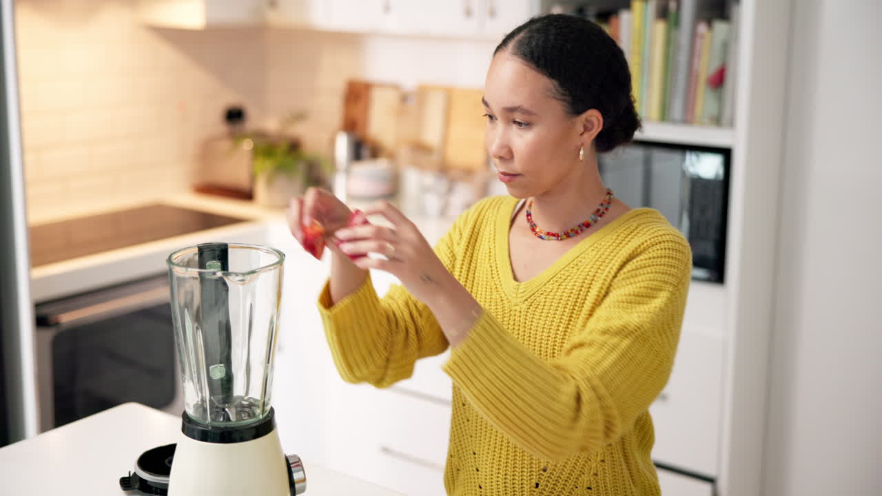 Donna che fa un frullato in cucina